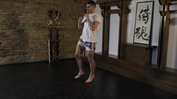 Artes Marciales Fighter Performing Legs Workout Entrenamiento Deportista Preparándose Para — Vídeo de stock