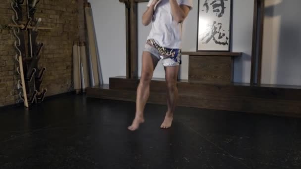 Artes Marciais Fighter Performing Legs Workout Treinamento Esportista Preparando Para — Vídeo de Stock