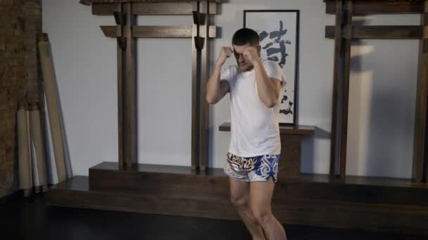 Martial Arts Fighter Uitvoeren Van Hand Punch Oefening Mens Voert — Stockvideo