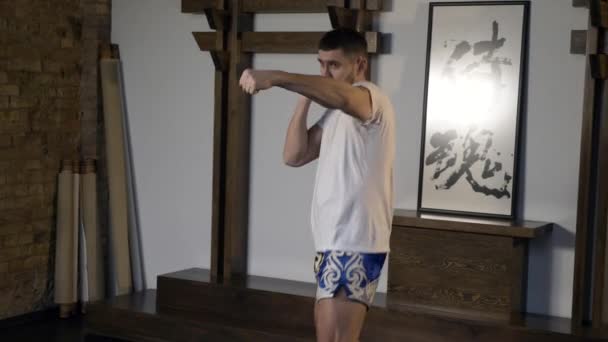 Artes Marciais Fighter Performing Hand Punch Practice Homem Executa Sopros — Vídeo de Stock