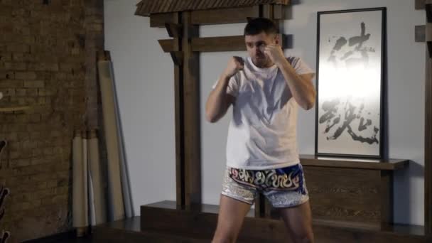 Artes Marciais Fighter Performing Hand Punch Practice Homem Executa Sopros — Vídeo de Stock