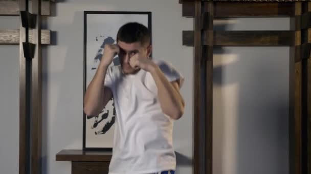 Martial Arts Fighter Uitvoeren Van Hand Punch Oefening Mens Voert — Stockvideo