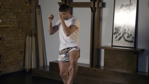 Artes Marciales Fighter Performing Legs Workout Entrenamiento Deportista Preparándose Para — Vídeo de stock