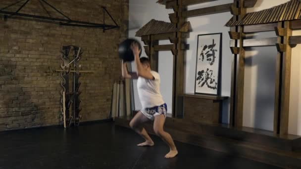 Combattant Des Arts Martiaux Soulève Lance Une Balle Lourde Sportif — Video