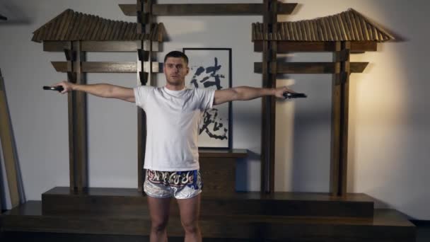Martial Arts Fighter Training Hands Halten Schwere Hantelscheiben Krafttraining Sportler — Stockvideo