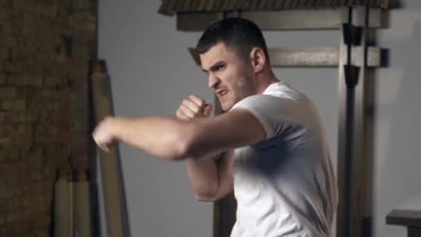 Boxer Fighter Training Raakt Handwoeste Stoten Workout Vurige Vuist Blaast — Stockvideo