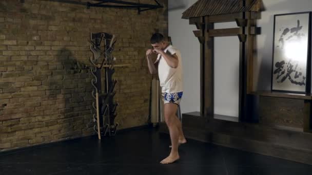 Bojová Umění Fighter Vykonává Kopy Rány Cvičení Zuřivě Udeřil Vzduchu — Stock video