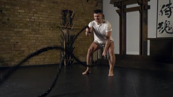 Intense Workout Met Battle Ropes Professionele Martial Arts Boxer Fighter — Stockvideo