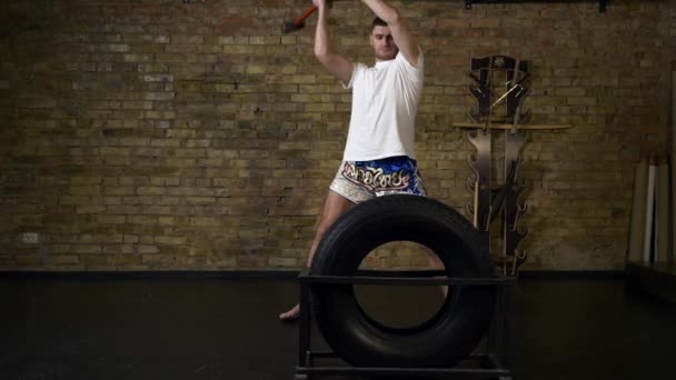 Boxer Bojovník Kladivo Power Cvičení Profesionální Atlet Intenzivní Cvičení Sledgehammer — Stock video
