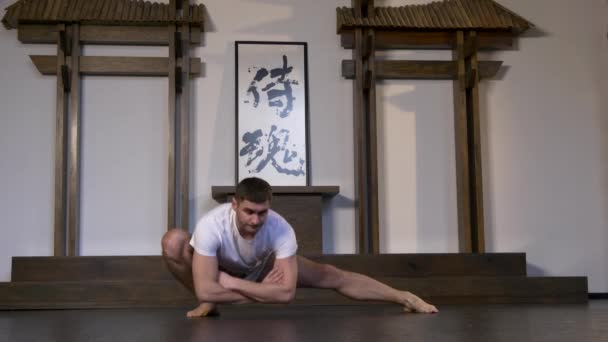 Martial Arts Fighter Sportman Warmt Man Die Oefeningen Doet Bereiden — Stockvideo