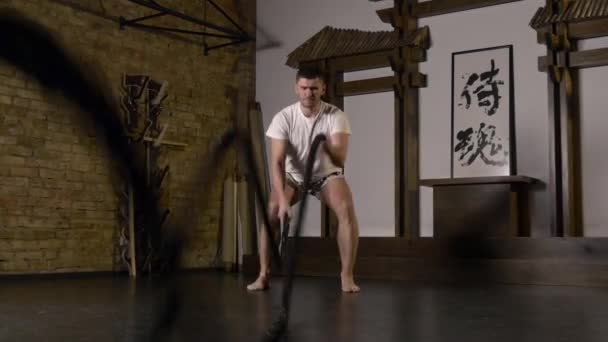 近接戦闘ロープを使用して激しい作業 プロの武道ボクサーファイタートレーニングハード緊張感の感情 東アジアスタイルスタジオでのアスリート — ストック動画