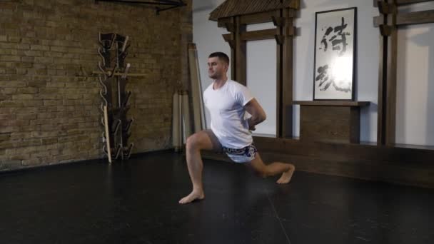 Chasseur Arts Martiaux Sportsman Échauffement Homme Effectuant Des Exercices Préparation — Video