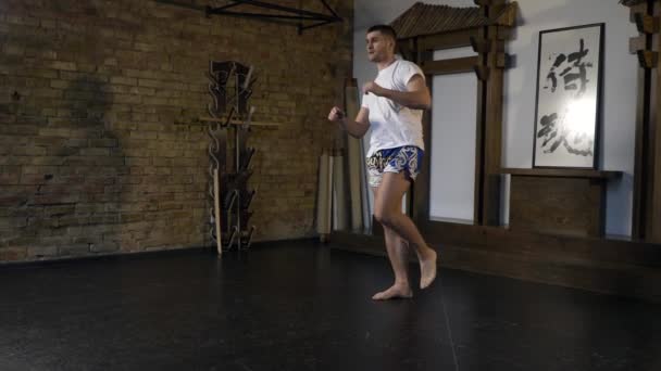 Artes Marciales Fighter Performing Legs Workout Entrenamiento Deportista Preparándose Para — Vídeos de Stock
