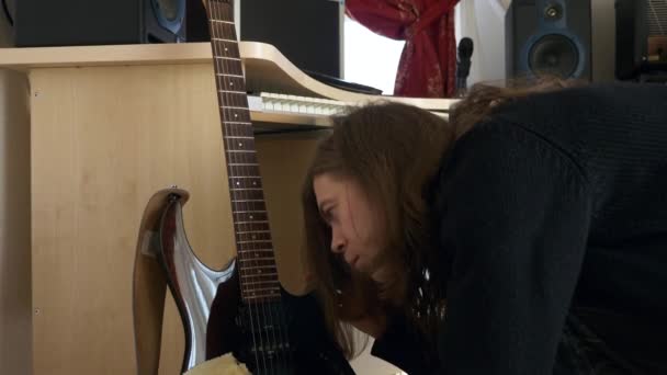 Mann Wischt Staub Von Gitarre Junge Erwachsene Musiker Rocker Pflegen — Stockvideo