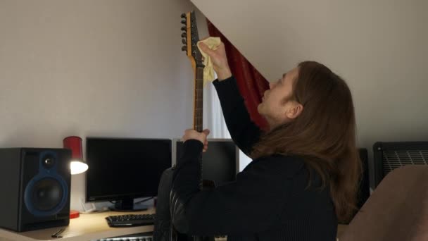 Man Wipes Dust Guitare Jeune Musicien Adulte Rocker Prend Soin — Video