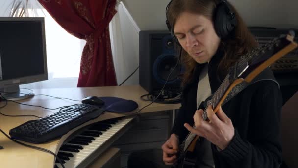 Jovem Músico Adulto Toca Guitarra Elétrica Grava Música Computador Home — Vídeo de Stock