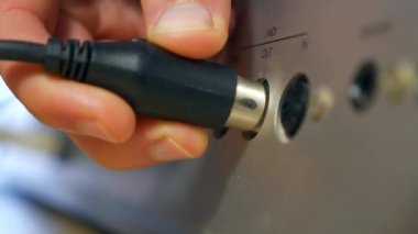 MIDI Limanı 'ndaki Makro Erkek El Fişi Kablosu. Müzik Enstrümanı Ses Arayüzü Sentezleyici Klavyesi. 2x Yavaş çekim 0. 5 hız 60 FPS 4K