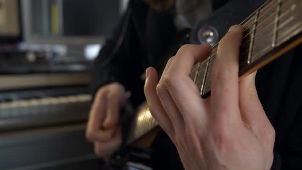 Dedos Nas Cordas Estibordo Close Mãos Tocando Música Guitarra Elétrica — Vídeo de Stock