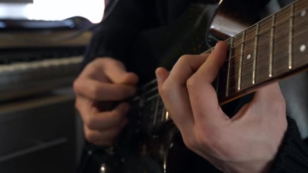 Fingers Fretboard Strings Close Manos Tocando Música Guitarra Eléctrica Young — Vídeo de stock