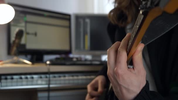 Dedos Nas Cordas Estibordo Close Mãos Tocando Música Guitarra Elétrica — Vídeo de Stock