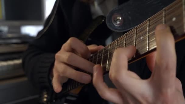 Fingers Fretboard Strings Close Manos Tocando Música Guitarra Eléctrica Young — Vídeo de stock