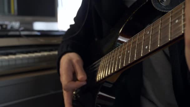 Parmaklar Fretboard Tellerinde Yakın Plan Eller Elektro Gitarda Müzik Çalıyor — Stok video