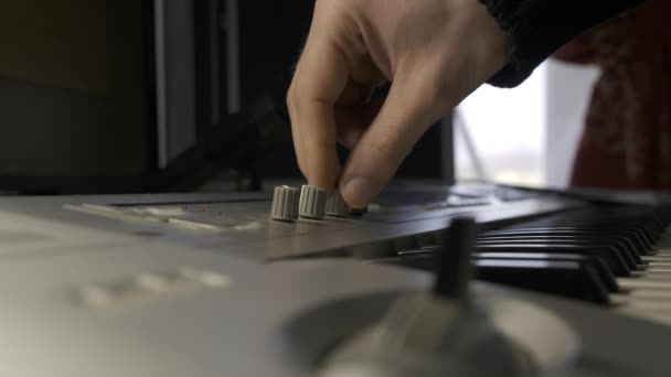 Focus Pull Hand Turning Knobs Synthesizer Keyboard Midi Controller ホームスタジオで音楽を録音するミュージシャン — ストック動画