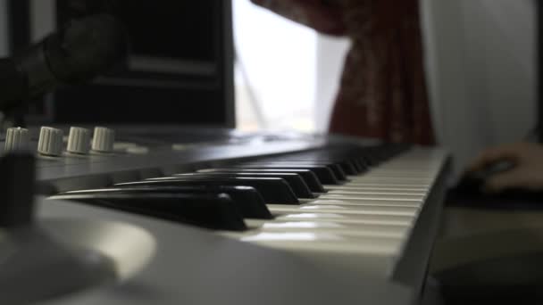 Rack Fokus Close Synthesizer Keyboard Musiker Mit Maus Durch Musik — Stockvideo