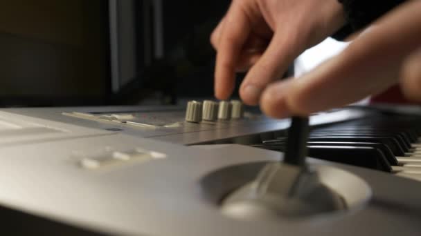 焦点拉手转动按钮合成器键盘和Midi控制器 音乐人在家庭工作室录制音乐 特写镜头宏观 10位混合日志Gamma Hlg Hdr — 图库视频影像