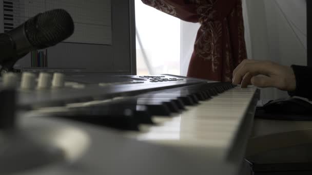 Rack Focus Musician Playing Synthesizer Keyboard Instrument Складання Запис Музики — стокове відео
