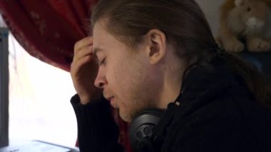 Genç Müzisyen Besteci Müzik Yazarken Yaratıcılık Krizi Deneyimi Yaşıyor. Hüsrana uğramış Yaratıcı Kişi Fikir Eksikliği Duygusu. 2x Yavaş çekim 0. 5 hız 60 FPS 4K