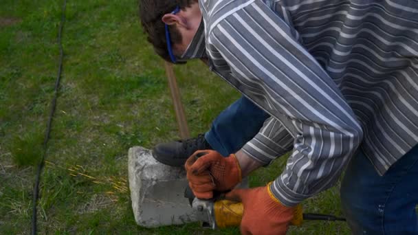 年轻人在后院花园用角磨机切割金属建筑 乡下人 农村地区春晚 2X慢动作0 Fps — 图库视频影像