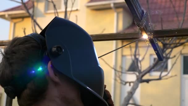 Young Man Welding Metal Construction Backyard Inglês Trabalhador Capacete Proteção — Vídeo de Stock