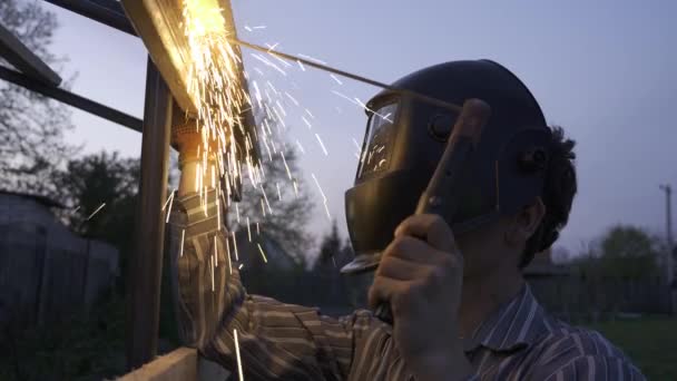 Joven Hombre Soldadura Metal Construcción Patio Trasero Trabajador Casco Protector — Vídeo de stock