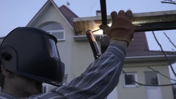 Junger Mann Schweißt Metallbau Hinterhof Arbeiter Mit Schutzhelm Garten Der — Stockvideo