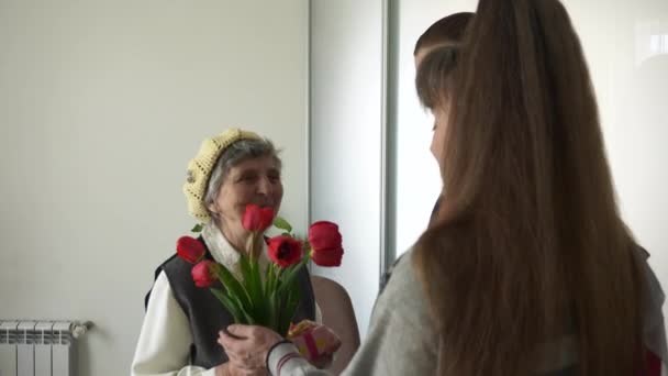 Starší Dcera Mladý Dospělý Vnuk Návštěva Dát Přítomné Tulipán Květiny — Stock video