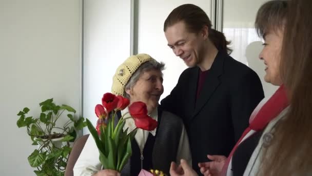 Filha Madura Neto Adulto Jovem Visite Flores Presentes Tulipa Mãe — Vídeo de Stock