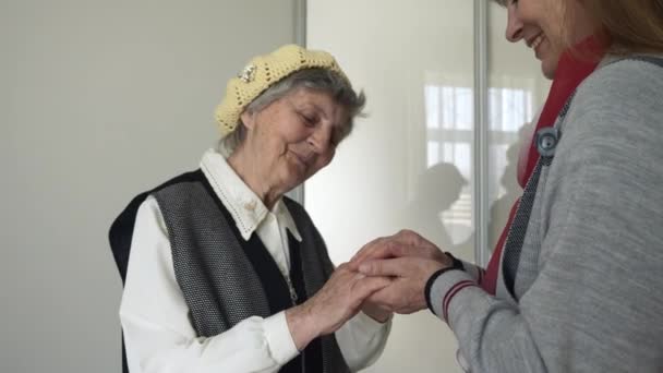 Κοντινό Πλάνο Ώριμη Γυναίκα Κρατά Χέρια Της Ηλικιωμένης Γυναίκας Και — Αρχείο Βίντεο