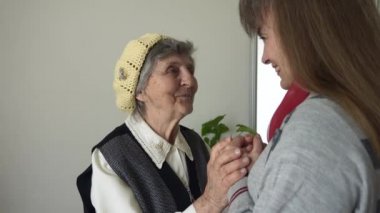 Olgun kızını gördüğüne sevinen yaşlı kadın. Okşama ve Sarılma. Aile Mutluluğu ve Mutluluğu Birleştiriyor. 2x Yavaş çekim 0.5 hız 60 fps