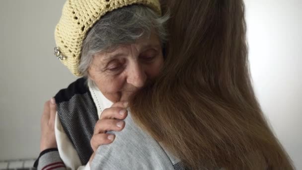 Anciana Contenta Ver Hija Madura Tocando Stroking Abrazando Familia Reuniendo — Vídeo de stock