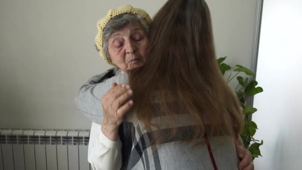 Anciana Contenta Ver Hija Madura Tocando Stroking Abrazando Familia Reuniendo — Vídeos de Stock