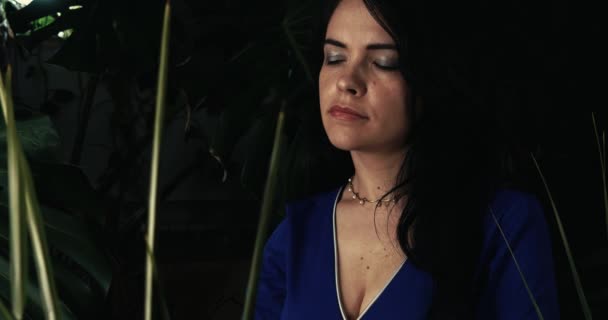 Gece Tropikal Bitkiler Arasında Oturan Dinlenen Güzel Kadın — Stok video