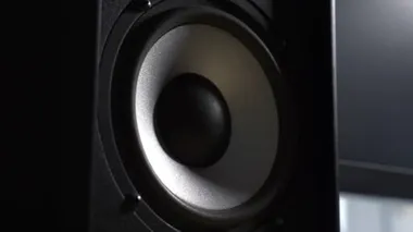 Ev Kaydı Stüdyosunda Yüksek Sesli Müzik Çalan Hoparlör Yakınındaki Bilgisayar Monitörü