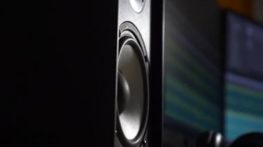 Ev Kaydı Stüdyosunda Yüksek Sesli Müzik Çalan Hoparlör Yakınındaki Bilgisayar Monitörü