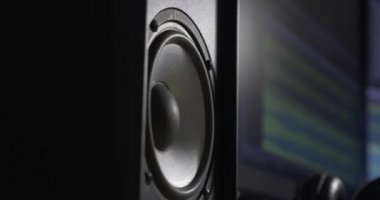 Ev Kayıt Stüdyosu 'nda Yüksek Sesli Müzik Çalan Hoparlör Yakınındaki Bilgisayar Monitörü. 4K 10-bit Hibrit Günlük Kaydı Gamma HDR 23.98fps