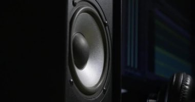 Ev Kayıt Stüdyosu 'nda Yüksek Sesli Müzik Çalan Hoparlör Yakınındaki Bilgisayar Monitörü. 4K 10-bit Hibrit Günlük Kaydı Gamma HDR 23.98fps