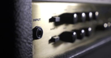 Müzisyen El Fişi Kablosu Hoparlöre Amplifikatör ve Çevirme Kolları. Home Studio 'da Rocker Records Müzik. 4K 10-bit H Hybrid Günlük Gama HLG HDR 23.98p
