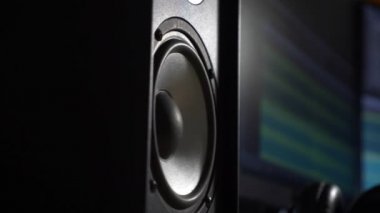 Yavaş çekim hoparlörü Evde Ses Kayıt Stüdyosunda Yüksek Sesli Müzik Çalıyor Bilgisayar Monitörü