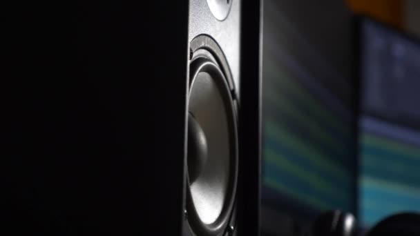 Vibrating Speaker Παίζοντας Δυνατά Μουσική Κτύπησε Κοντά Οθόνη Υπολογιστή Στο — Αρχείο Βίντεο