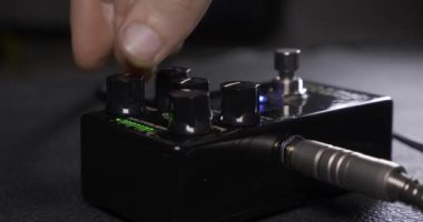 Musician Hand Plugs Kablo Stüdyo Elektronik Gitar Kompresörü ve Dönen Tokmaklar. Home Studio 4K 10-bit H Hybrid Kayıt Gama HLG HDR 23.98 p